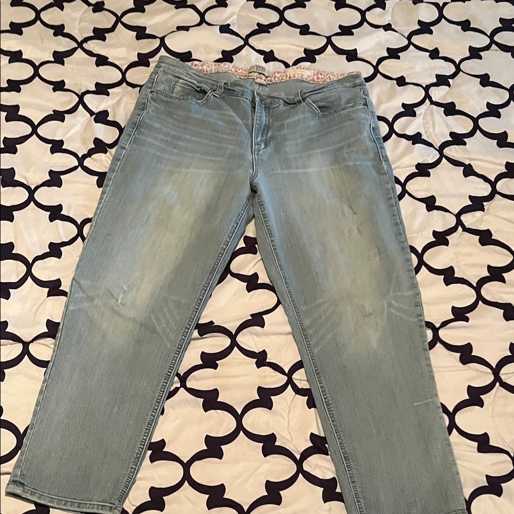 Woman’s Light Wash Blue Jeans Capri - Classic Straight Fit